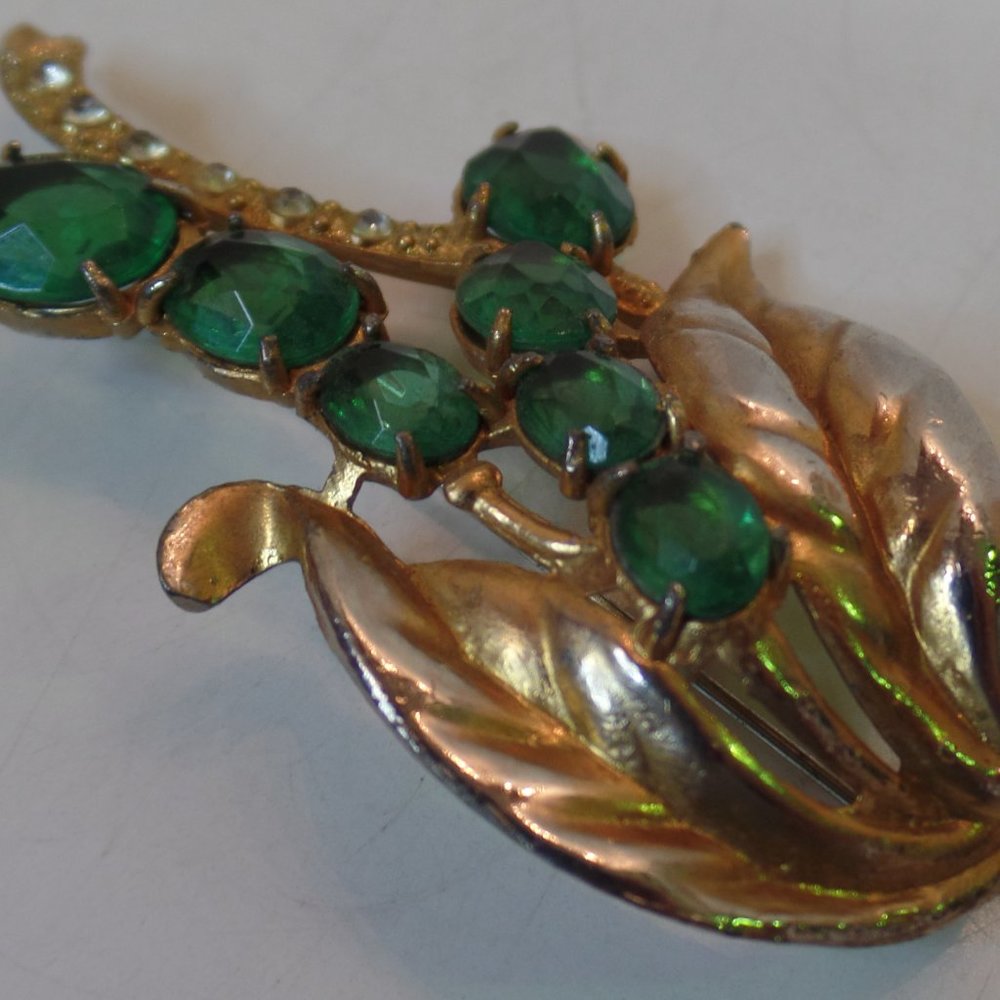 Vintage Goldtone & Green Stone Brooch, Unbranded apx 3" X 1.75"  Eyecatching! - Picture 7 of 10